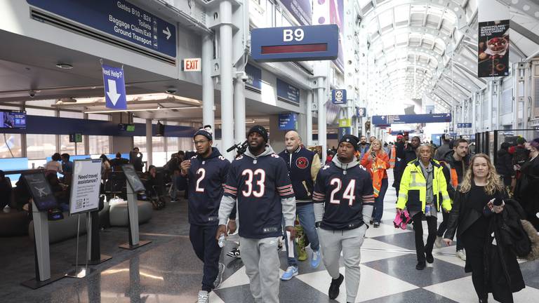Photos: Chicago Bears players surprise employees — and travelers — at O'Hare Airport