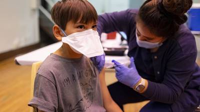 ¿'Tripledemia’? Médicos expertos locales instan a la vacunación ante el aumento de las hospitalizaciones por COVID, gripe y RSV en todo el país