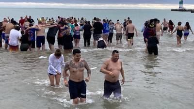 Waukegan’s Polar Bear Plunge attracts record crowd; ‘If I can do this ... I can do anything for the rest of the year’