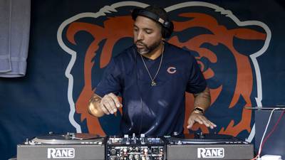 Cómo los DJ de los Chicago Bears crean el ‘ambiente’ para los aficionados -y los jugadores- en el Soldier Field
