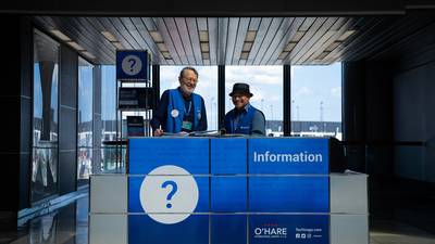 Los mostradores de información del Aeropuerto O’Hare cuentan con voluntarios que lo han visto todo