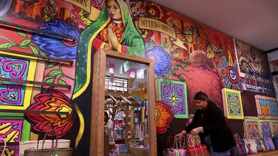 Nuevo mural honra la herencia mexicana intergeneracional de Chicago con el simbolismo de la mariposa monarca