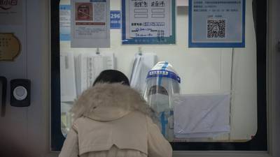 China anuncia primera muerte por COVID-19 en 6 meses