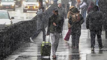 Snowstorm: Chicago may get heavy, wet snow, gusty winds Monday night, officials say 