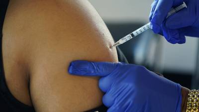 Recomiendan aplicarse vacunas actualizadas contra el COVID