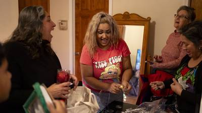 Una Navidad para recordar: Madre soltera migrante logra un hogar en el cual celebrar gracias a la ayuda de mujeres de Chicago